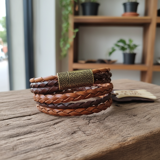 Pulseira couro trançado fecho metálico